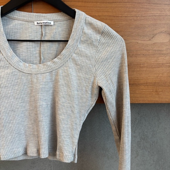 Reformation Gray Ribbed Long Sleeve Crop Top, Size XS - Picture 4 of 7